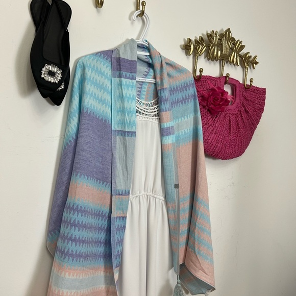 ✨ Pastel fun Aztec shawl/scarf with tassels - Picture 2 of 4